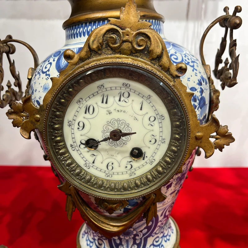 Guarnición de chimenea Delft con reloj y candelabros de porcelana pintada a mano y bronce s.XIX