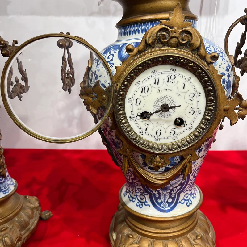 Guarnición de chimenea Delft con reloj y candelabros de porcelana pintada a mano y bronce s.XIX