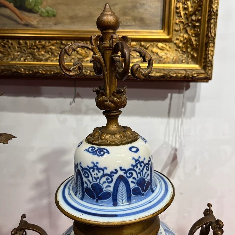 Guarnición de chimenea Delft con reloj y candelabros de porcelana pintada a mano y bronce s.XIX