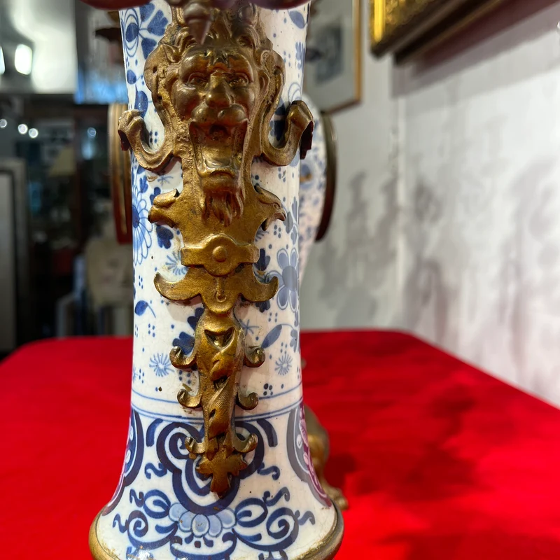 Guarnición de chimenea Delft con reloj y candelabros de porcelana pintada a mano y bronce s.XIX