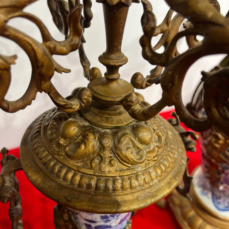 Guarnición de chimenea Delft con reloj y candelabros de porcelana pintada a mano y bronce s.XIX
