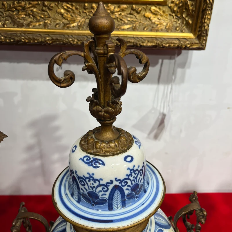 Guarnición de chimenea Delft con reloj y candelabros de porcelana pintada a mano y bronce s.XIX