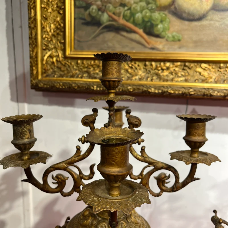 Guarnición de chimenea Delft con reloj y candelabros de porcelana pintada a mano y bronce s.XIX