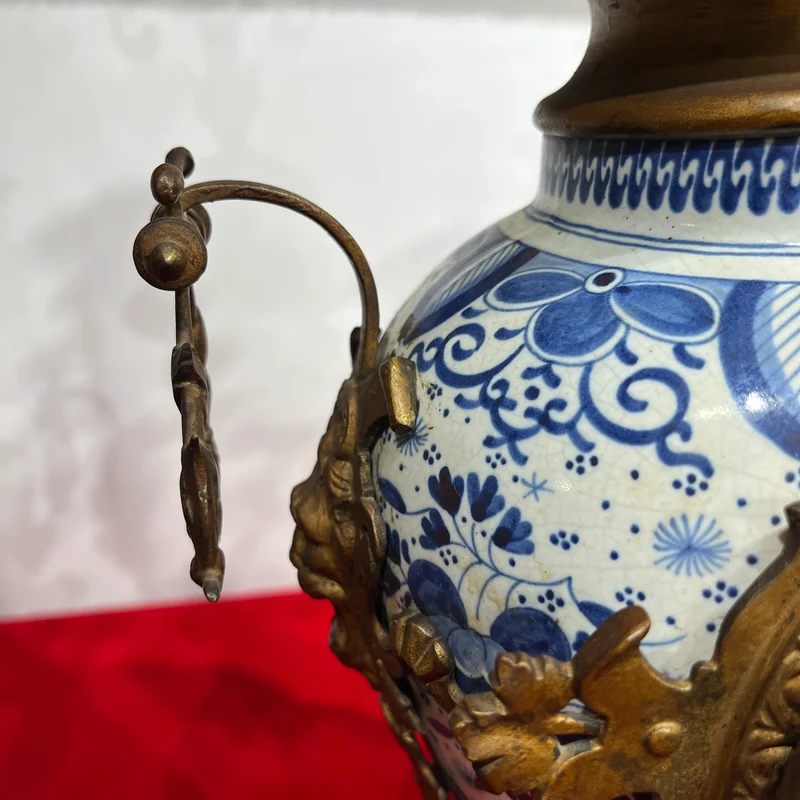 Guarnición de chimenea Delft con reloj y candelabros de porcelana pintada a mano y bronce s.XIX