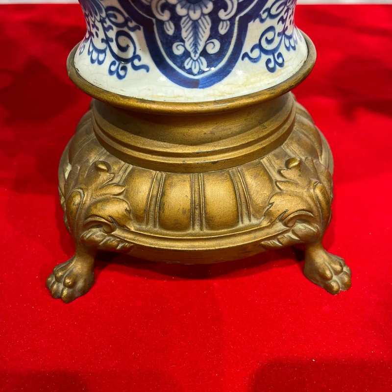 Guarnición de chimenea Delft con reloj y candelabros de porcelana pintada a mano y bronce s.XIX