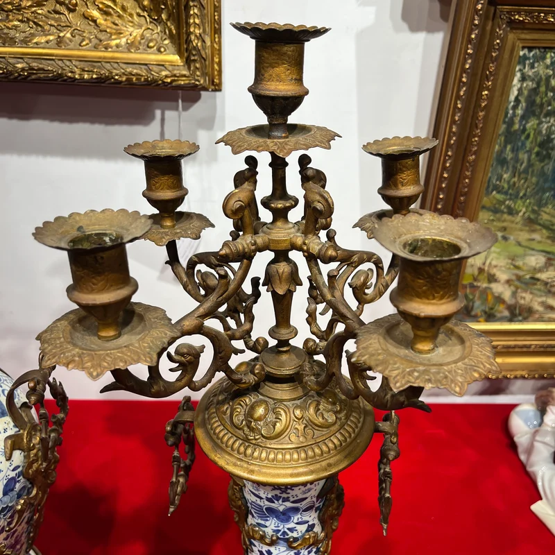 Guarnición de chimenea Delft con reloj y candelabros de porcelana pintada a mano y bronce s.XIX