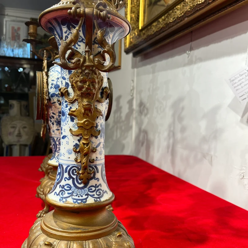 Guarnición de chimenea Delft con reloj y candelabros de porcelana pintada a mano y bronce s.XIX
