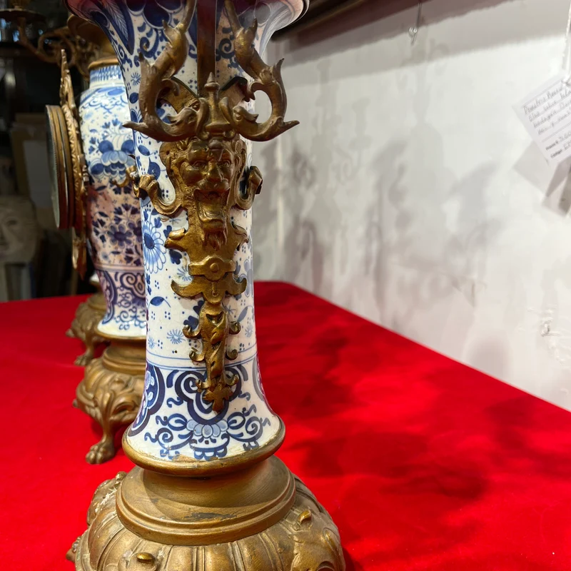 Guarnición de chimenea Delft con reloj y candelabros de porcelana pintada a mano y bronce s.XIX