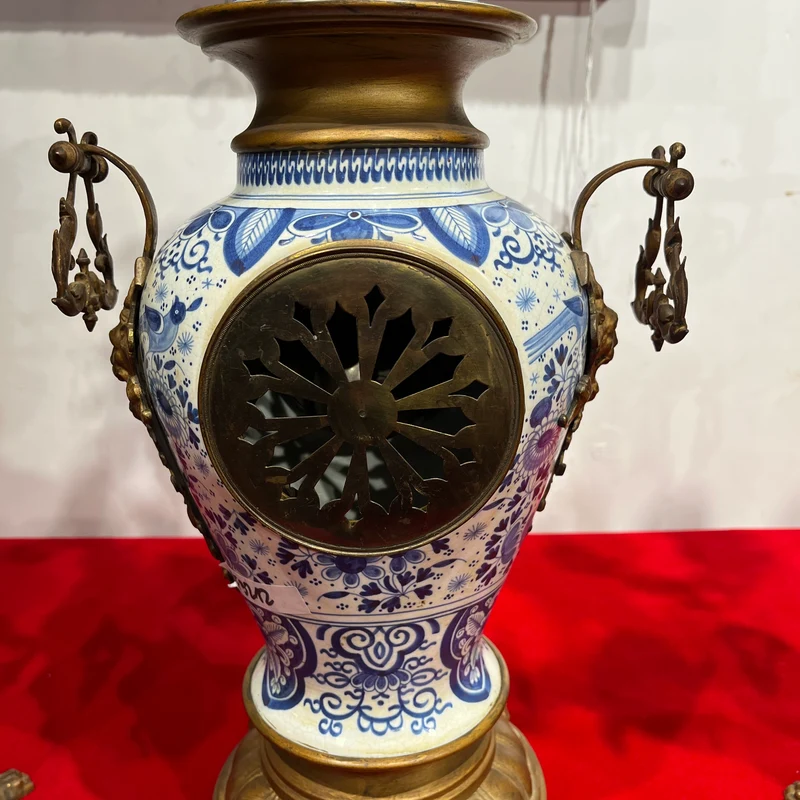 Guarnición de chimenea Delft con reloj y candelabros de porcelana pintada a mano y bronce s.XIX