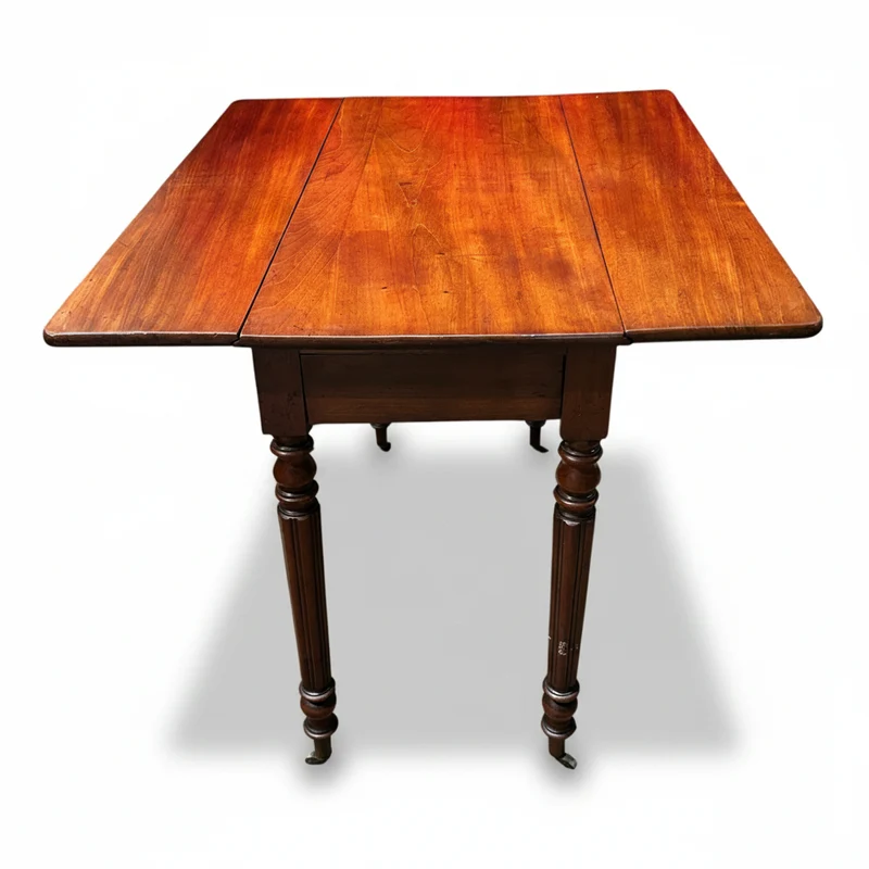 Mesa sofatable inglesa en madera de caoba y patas torneadas