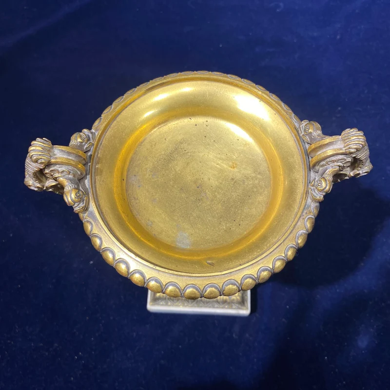 Jarrón Médicis francés en bronce dorado sobre zócalo de mármol blanco estilo neoclásico