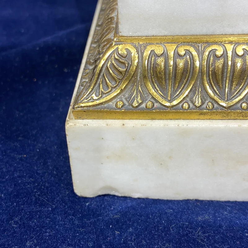 Jarrón Médicis francés en bronce dorado sobre zócalo de mármol blanco estilo neoclásico