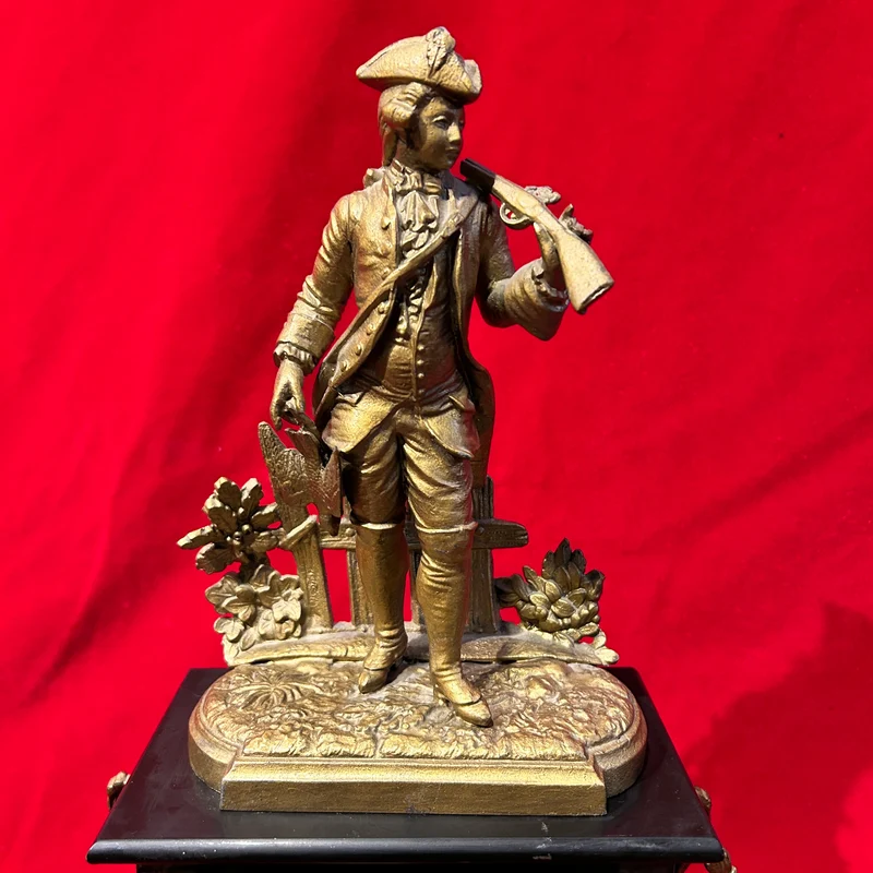 Reloj bronce y mármol de sobremesa con cazador estilo Napoleón III s.XIX