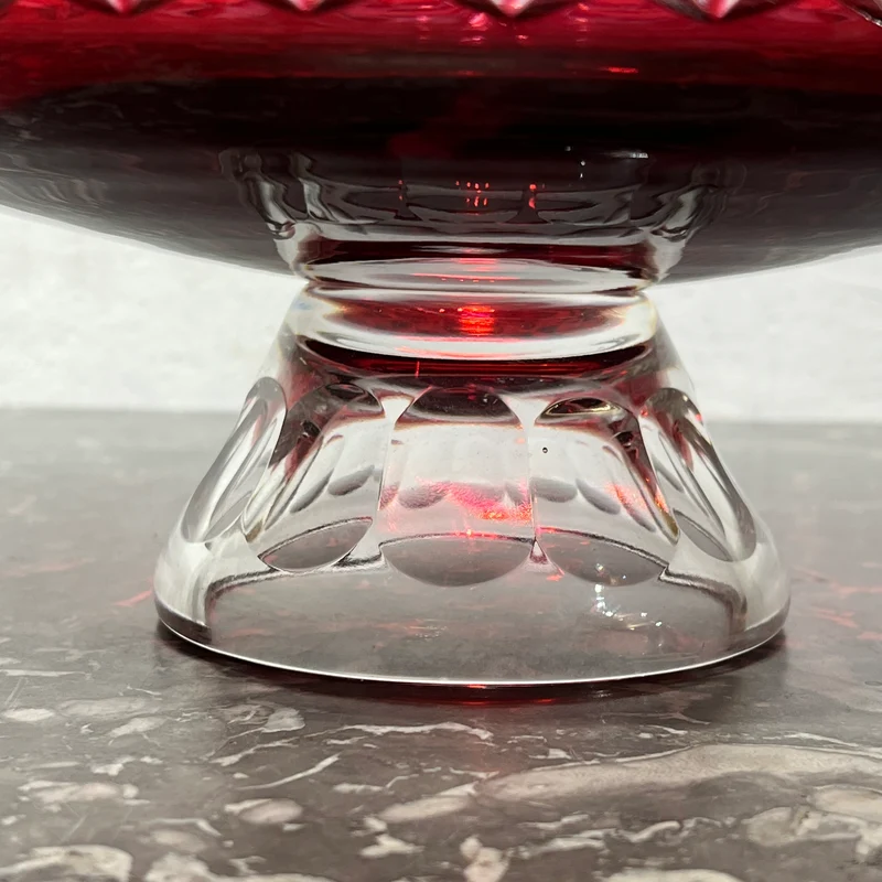 Frutero de cristal belga tallado Val Saint Lambert estilo Art Decó diseño geométrico en rojo rubí