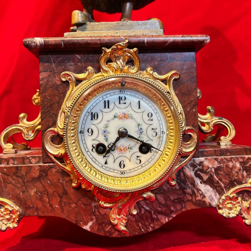 Reloj borne mármol griotte con figura 'Cenicienta' en peltre según Scotte fines s. XIX