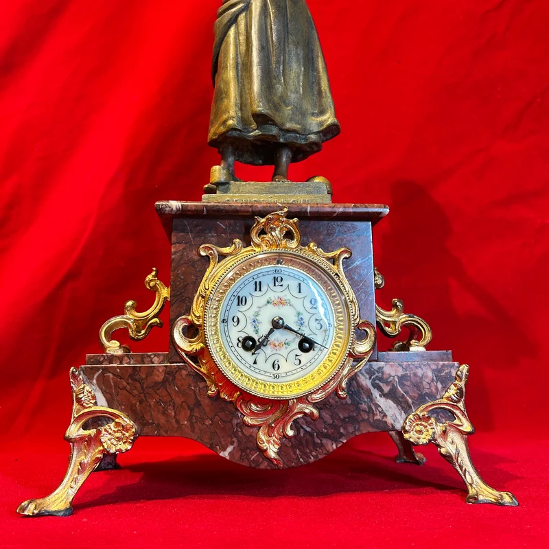 Reloj borne mármol griotte con figura 'Cenicienta' en peltre según Scotte fines s. XIX