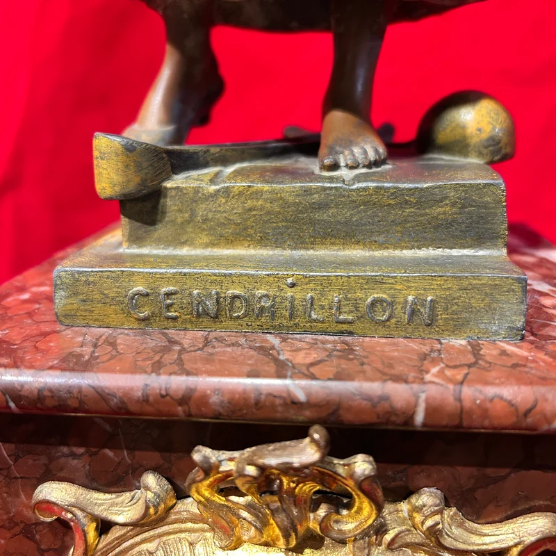 Reloj borne mármol griotte con figura 'Cenicienta' en peltre según Scotte fines s. XIX