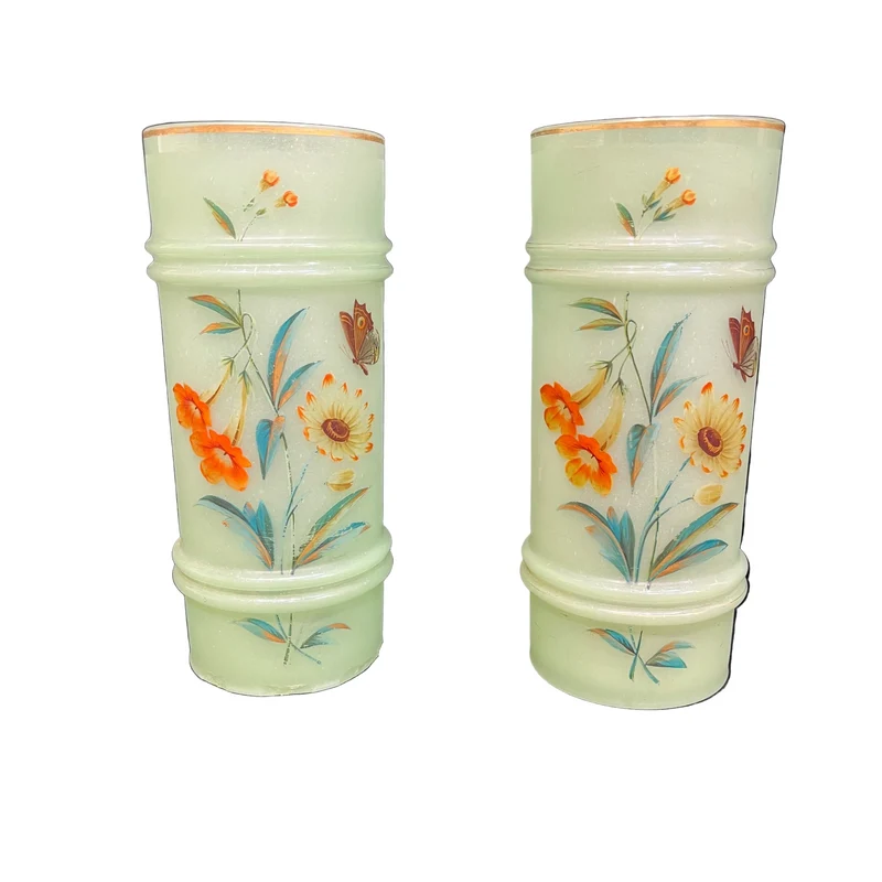 Pareja de jarrones franceses de opalina verde lima con diseño de flores silvestres y mariposas