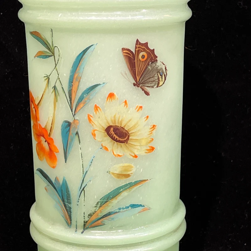 Pareja de jarrones franceses de opalina verde lima con diseño de flores silvestres y mariposas