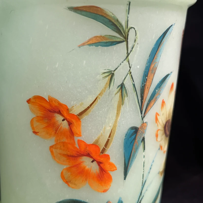 Pareja de jarrones franceses de opalina verde lima con diseño de flores silvestres y mariposas