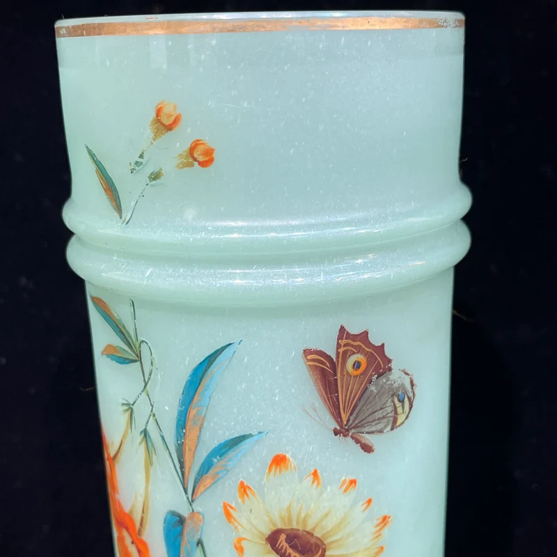 Pareja de jarrones franceses de opalina verde lima con diseño de flores silvestres y mariposas