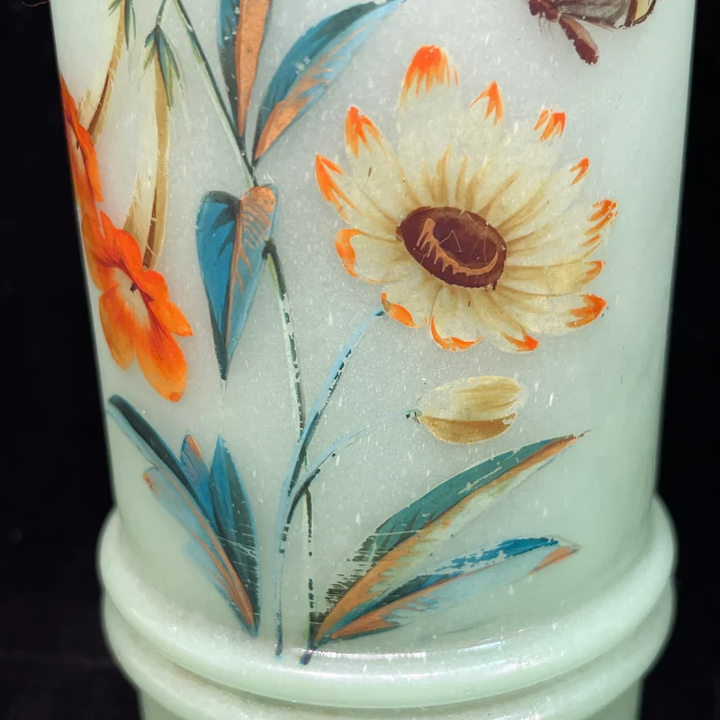 Pareja de jarrones franceses de opalina verde lima con diseño de flores silvestres y mariposas