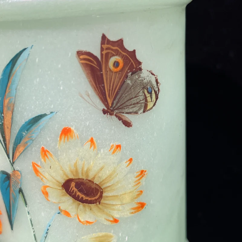 Pareja de jarrones franceses de opalina verde lima con diseño de flores silvestres y mariposas