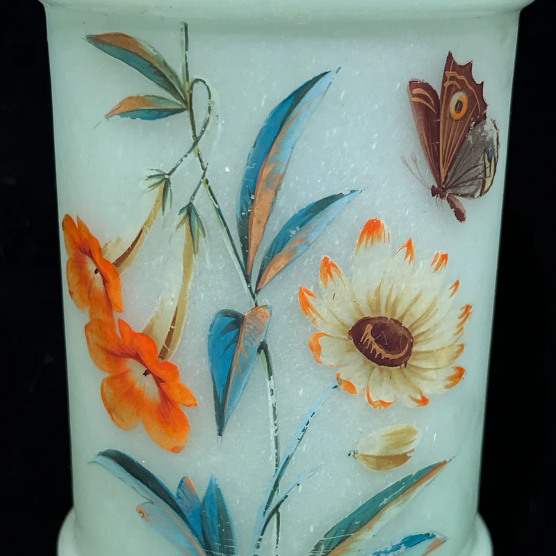 Pareja de jarrones franceses de opalina verde lima con diseño de flores silvestres y mariposas