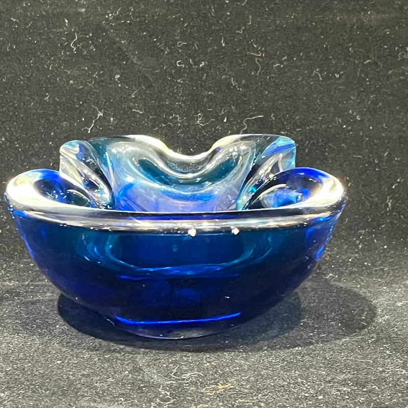 Vide-poche de cristal azul cobalto diseño lobulado asimétrico circa 1950