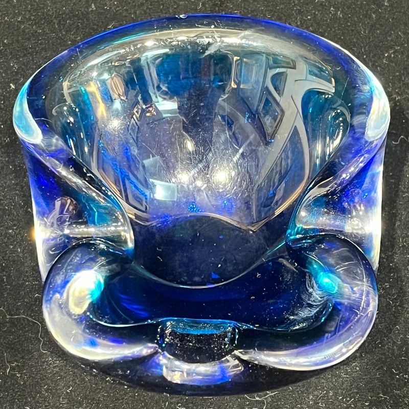 Vide-poche de cristal azul cobalto diseño lobulado asimétrico circa 1950