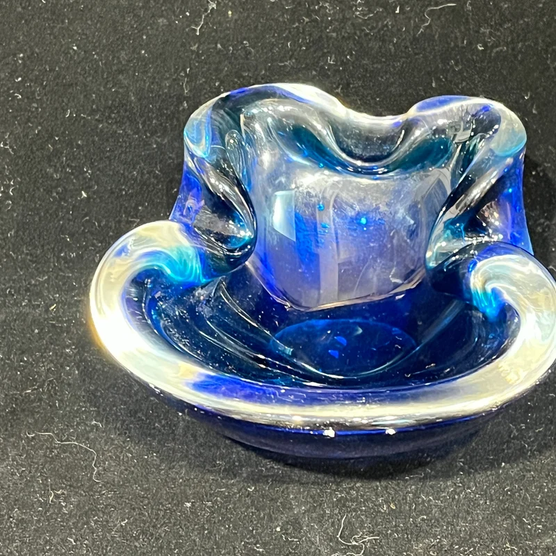 Vide-poche de cristal azul cobalto diseño lobulado asimétrico circa 1950