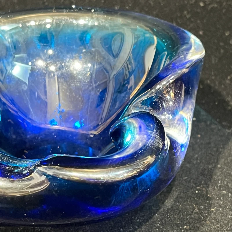 Vide-poche de cristal azul cobalto diseño lobulado asimétrico circa 1950