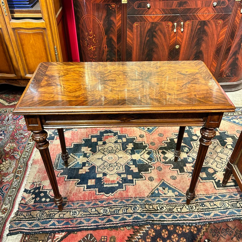 Mesa arrimo abatible de madera y raíz de nogal estilo Luis XVI principio s.XX