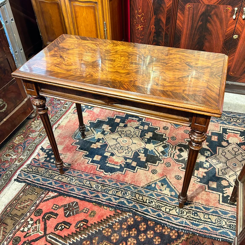 Mesa arrimo abatible de madera y raíz de nogal estilo Luis XVI principio s.XX