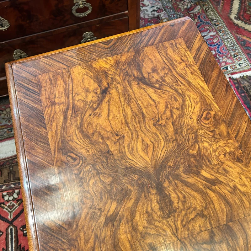 Mesa arrimo abatible de madera y raíz de nogal estilo Luis XVI principio s.XX