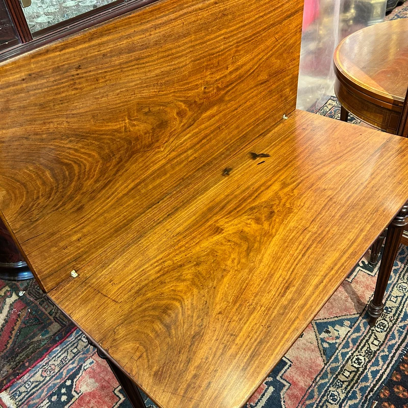 Mesa arrimo abatible de madera y raíz de nogal estilo Luis XVI principio s.XX