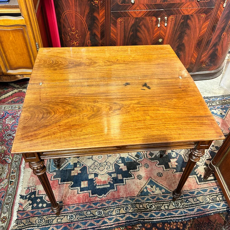 Mesa arrimo abatible de madera y raíz de nogal estilo Luis XVI principio s.XX