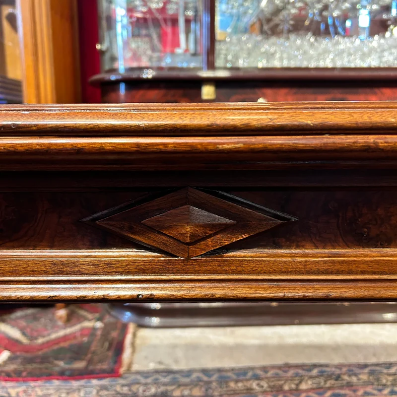 Mesa arrimo abatible de madera y raíz de nogal estilo Luis XVI principio s.XX