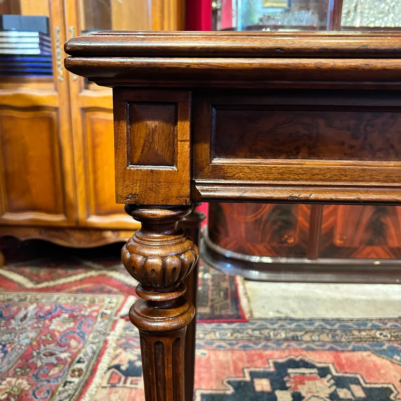 Mesa arrimo abatible de madera y raíz de nogal estilo Luis XVI principio s.XX