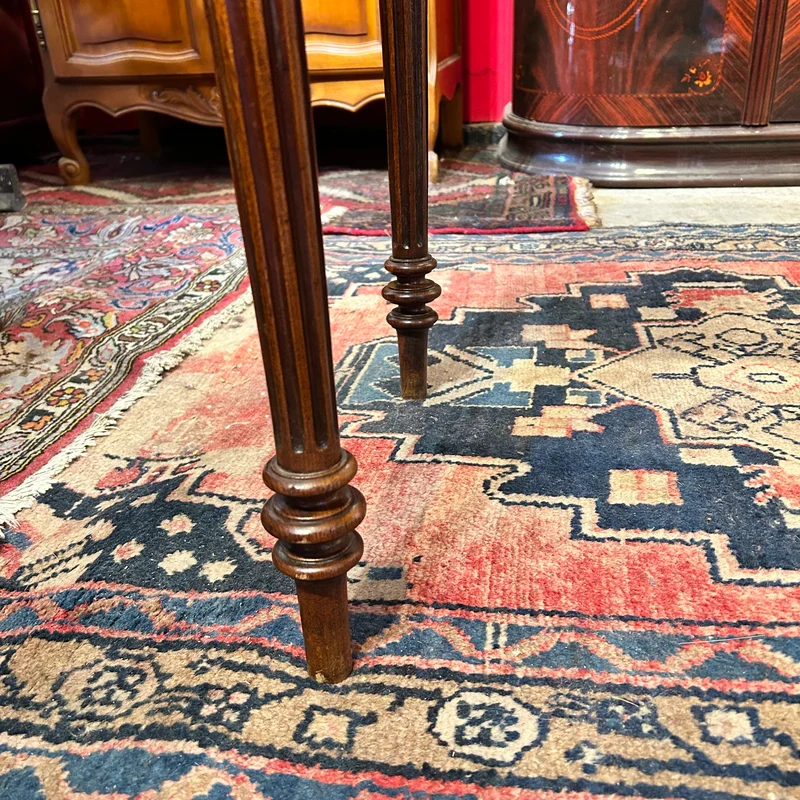 Mesa arrimo abatible de madera y raíz de nogal estilo Luis XVI principio s.XX