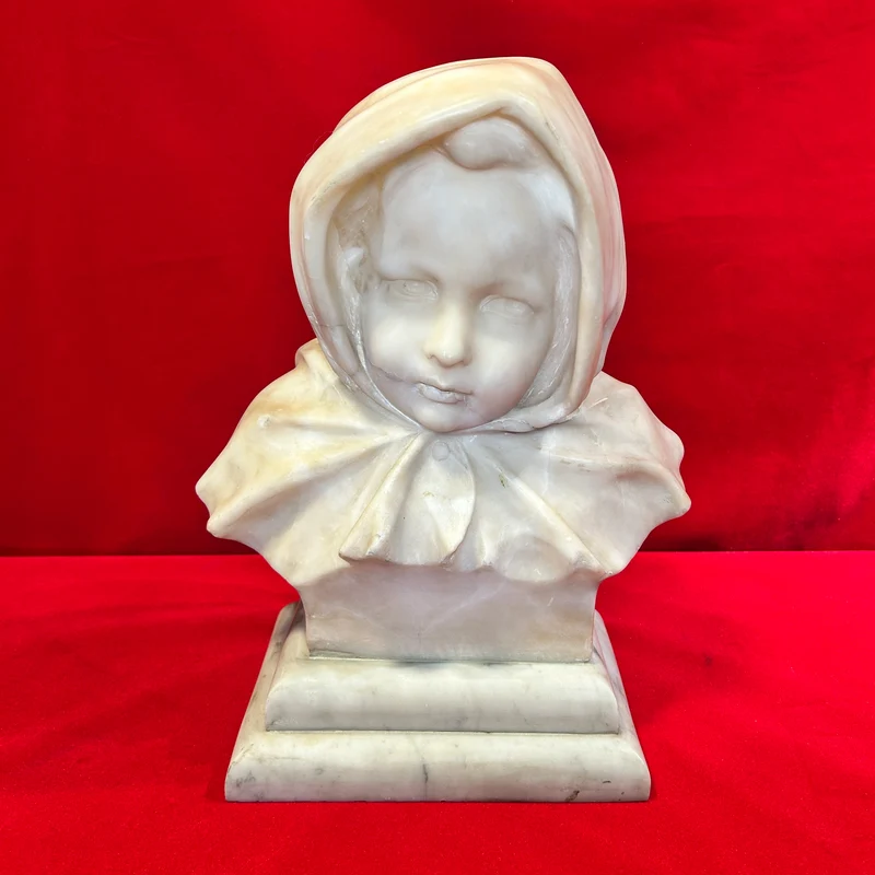 Escultura italiana de mármol blanco 'Joven con pañuelo' principio s.XX