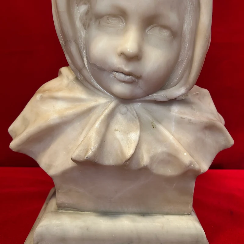 Escultura italiana de mármol blanco 'Joven con pañuelo' principio s.XX