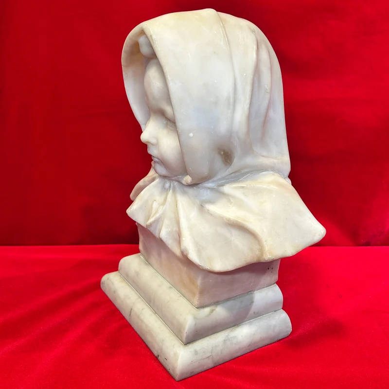 Escultura italiana de mármol blanco 'Joven con pañuelo' principio s.XX