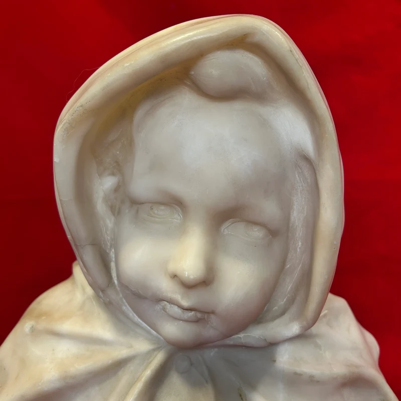 Escultura italiana de mármol blanco 'Joven con pañuelo' principio s.XX