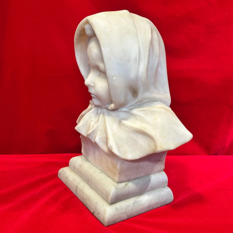 Escultura italiana de mármol blanco 'Joven con pañuelo' principio s.XX
