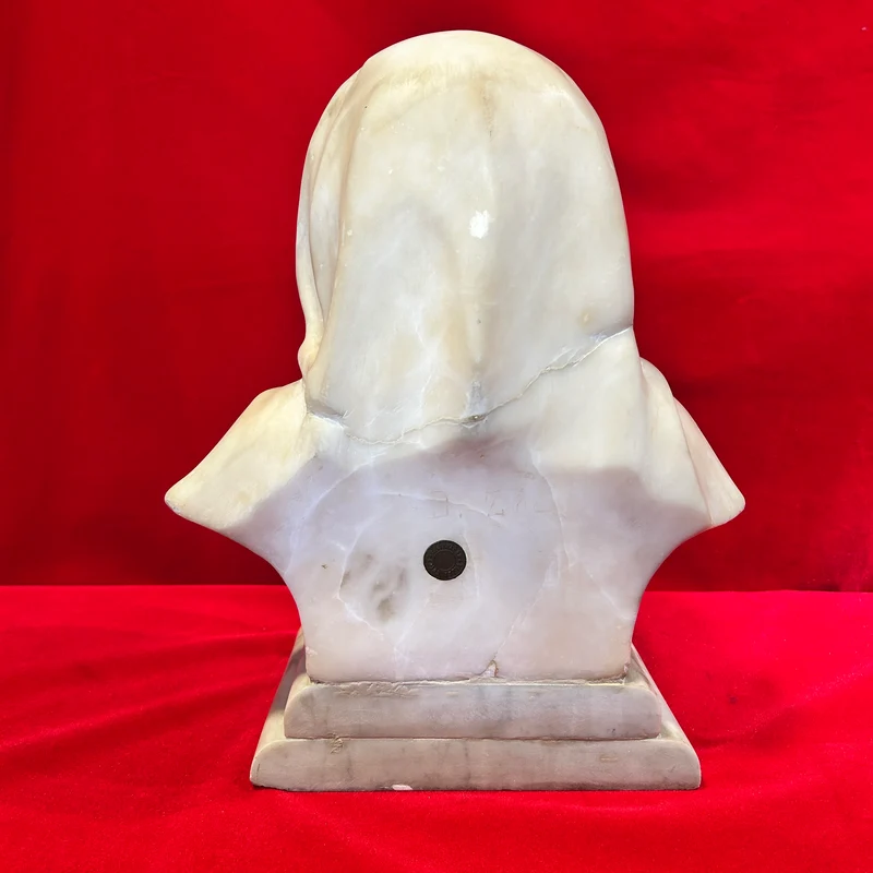 Escultura italiana de mármol blanco 'Joven con pañuelo' principio s.XX
