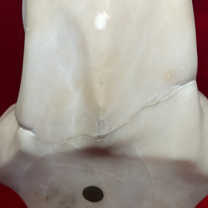 Escultura italiana de mármol blanco 'Joven con pañuelo' principio s.XX