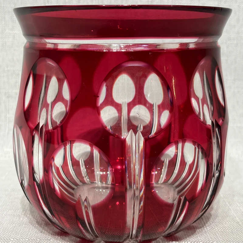 Jarrón de cristal tallado elementos geométricos y orgánicos estilizados rojos Art Deco