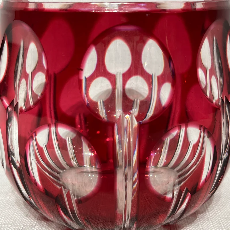 Jarrón de cristal tallado elementos geométricos y orgánicos estilizados rojos Art Deco