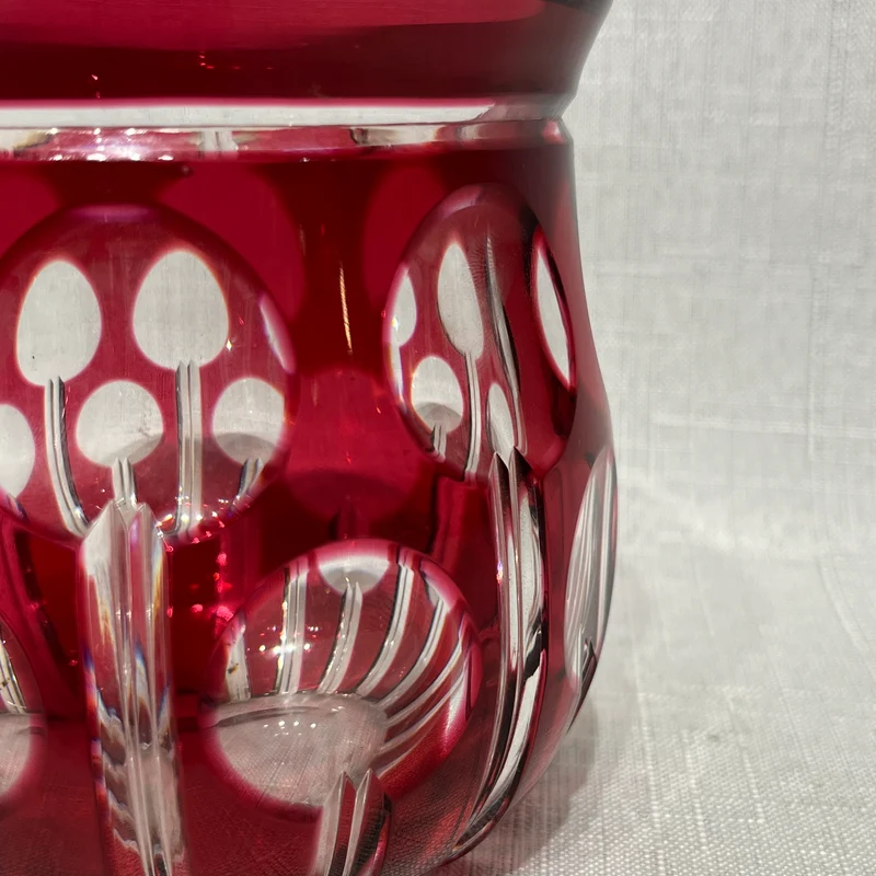Jarrón de cristal tallado elementos geométricos y orgánicos estilizados rojos Art Deco